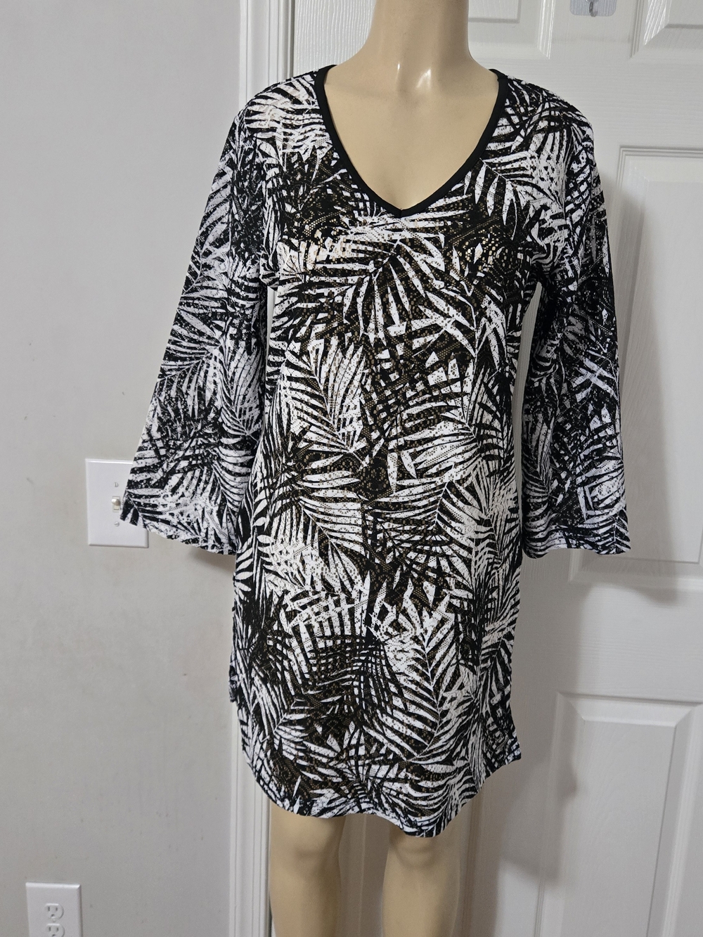 Mario Serrani Black & White Palm-Print V-Neck Swim Coverup